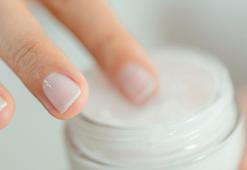 Renkliler tarihe karıştı, tertemiz tırnaklar yeni moda! 'Süt banyosu manikürü' yapın