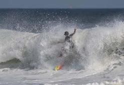 Erin Kasırgası'nda sahile akın ettiler, sörf yaptılar!