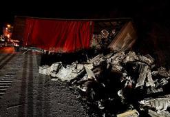 Samsun-Ankara kara yolunda TIR devrildi, ulaşım aksadı