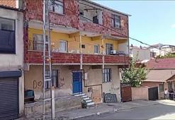 Mudanya'daki 3.3'lük deprem İstanbul'da bina boşalttırdı! Oturanlar tahliye edildi, sokak kapatıldı