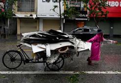 Vietnam'ı Kajiki Tayfunu esir aldı! Binlerce kişi tahliye ediliyor