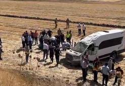 Malazgirt kutlamalarına gidenleri taşıyan minibüs devrildi! 10 yaralı