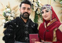 Sürpriz nikah: Genç çift gelinlik ve damatlık yerine geleneksel kıyafet giydi