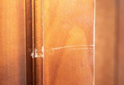 Mobilyadaki çizikleri silgi gibi silen yöntem! Sürüldüğü gibi görünmez oluyor