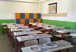 Ücretsiz dağıtılacak ders kitapları okul sıralarındaki yerini aldı