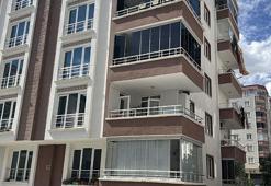 Samsun'da genç kız perde takarken 3. kattan düştü