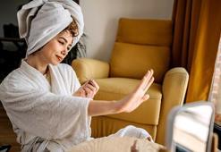 Ojeni yıprattığı tırnaklara bitkisel bakım! Sararmaları önleyip besliyor