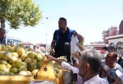 Cuma namazı çıkışı 5 ton yerli kavun ücretsiz dağıtıldı