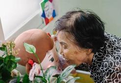 Yapay zekalı bez bebek yalnız yaşayan yaşlılara arkadaşlık ediyor