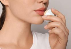 Geceden sürünce sabaha pamuk gibi yapıyor! Kozmetik balmları sollayan dudak maskesi