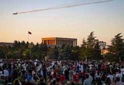 SOLOTÜRK, Büyük Zafer'in 103. yılında Ankara'da 'saygı uçuşu' gerçekleştirdi! Ağızlar açık izlendi