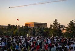 SOLOTÜRK, Büyük Zafer'in 103. yılında Ankara'da 'saygı uçuşu' gerçekleştirdi! Ağızlar açık izlendi