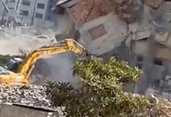 Yıktığı binanın altında kalmaktan saniyelerle kurtuldu! Korku dolu anlar kamerada