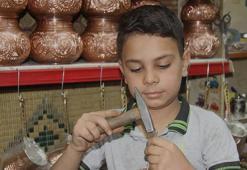 Küçük yaşta büyük ustalık: 10 yaşındaki Yakup Can Bakırcılar Çarşısı’nın gözdesi oldu
