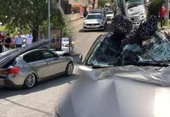 TIR’dan yağmur gibi demir yağdı! Lüks otomobil hurdaya döndü