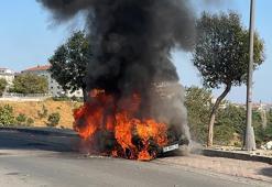 Avcılar'da park halindeki otomobil alev alev yandı