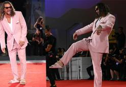 Venedik Film Festivali'ne damga vurdu! Terlik ve pembe ojesiyle katıldı