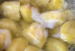 Haşlayan dökmesin! Pahalı kozmetikleri solladı, patates suyu saçları uçuruyor