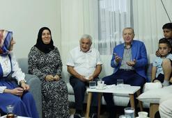 Cumhurbaşkanı Erdoğan, Malatya’da depremzede aileyi ziyaret etti! Yeni evlerinde ilk ziyaret