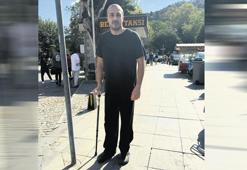 Mustafa Aksakallı koltuk değneğiyle yürüdü