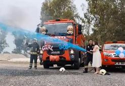 İtfaiye aracında duygusal anlar! Çift bebeklerinin cinsiyetini sıra dışı sürprizle öğrendi