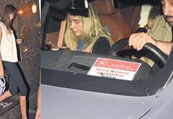 Resmi araçla geziyor