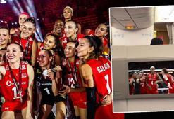 Gümüş madalya kazanan Filenin Sultanları'na uçakta jest! İstanbul'a geldiler