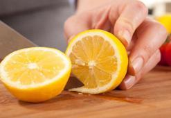 Limon keserken en kurtarıcı yöntem! Tezgaha bastırın, geriye kabuğu kalacak