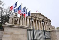 SON DAKİKA! Fransa'da hükümet düştü