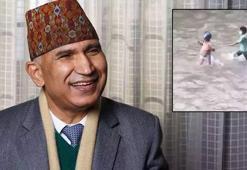 Nepal'de ekonomi bakanını yerde sürükleyip nehirde kovaladılar