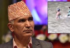 Nepal'deki eylemlerde şoke eden görüntü: Ekonomi bakanını yerde sürükleyip nehirde kovaladılar!