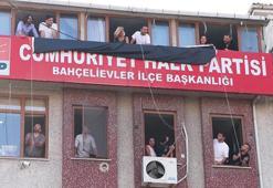 Bahçelievler İlçe Başkanlığı binasına 'CHP İstanbul İl Başkanlığı' pankartı asıldı