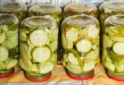 Turşu yaparken en büyük hata! Kavanozları ters çevirmeyin, sağlıktan ediyor