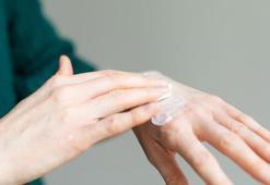 Ellerinize yaşınızı söyletmeyin! Tırnak bakımında altın kural, yumuşacık ve parlak oluyor