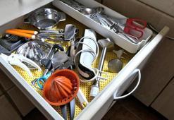 Dolabınız az değil, yönteminiz yanlış! 5 sihirli adımla mutfaktaki kaosu dize getirin