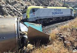 Malatya'da iki yük treni kafa kafaya çarpıştı