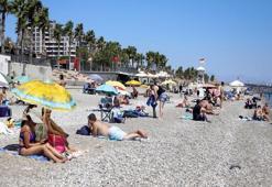 Antalya'da 'sarı yaz' hareketliliği! Sahiller doldu taştı