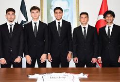 Beşiktaş'tan 5 futbolcuya profesyonel sözleşme!