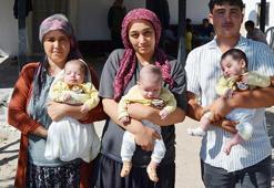 Üçüzleri olan baba, işi bırakıp evde bebek bakmaya başladı: Sürekli kucakta gezdiriyoruz.