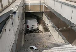 Lastiği patlayan araç metro alt geçidine girdi