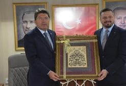 Adalet Bakanı Tunç Balıkesir'de ziyaretlerde bulundu