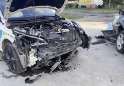 Otomobilin hız denetimi yapan radar aracına çarptığı kazada 2 kişi yaralandı