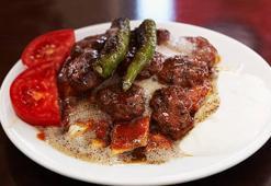 Yöresel Nefis Lezzet 🍴 Tereyağlı sosu ve yoğurduyla Bursa pideli köfte nasıl yapılır? İşte diğer adıyla İskender köfte tarifi