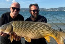 Sapanca Gölü’nde şok anlar! Oltaya takılan dev şaşkına çevirdi