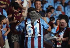 Trabzonspor’un maskotu 'Tom' tribünde! Maç izlemek için stadyuma vize verdiler