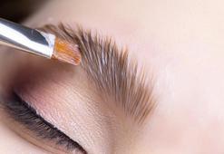 Kaş açmanın en güvenli yolu! Kuaföre gitmeyin, kendi renginizmiş gibi duracak