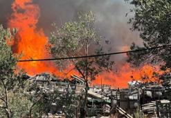 Manisa’da yangın paniği! Alevler palet fabrikasını sardı, zeytinlikler tehlikede