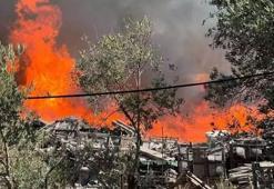 Manisa’da yangın paniği! Alevler palet fabrikasını sardı, zeytinlikler tehlikede