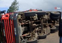Ordu'da tomruk kamyonu devrildi: 21 ton tomruk yola saçıldı