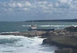 Kuru yük gemisi karaya oturdu; mürettebat kurtarıldı